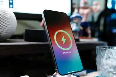 中牟苹果15换屏服务分享用什么充电器给iPhone15充电更好 